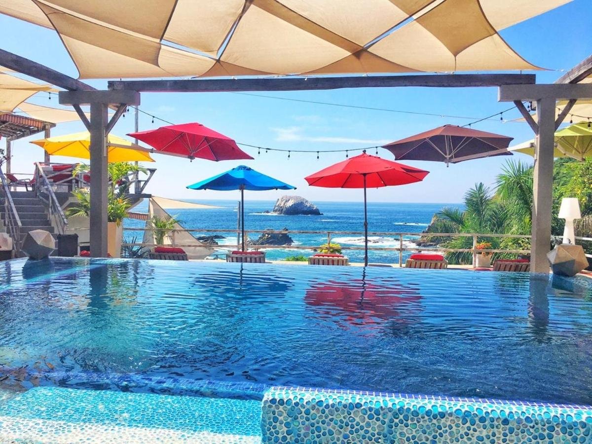 Poolside setting overlooking the Pacific at Villa Aikia